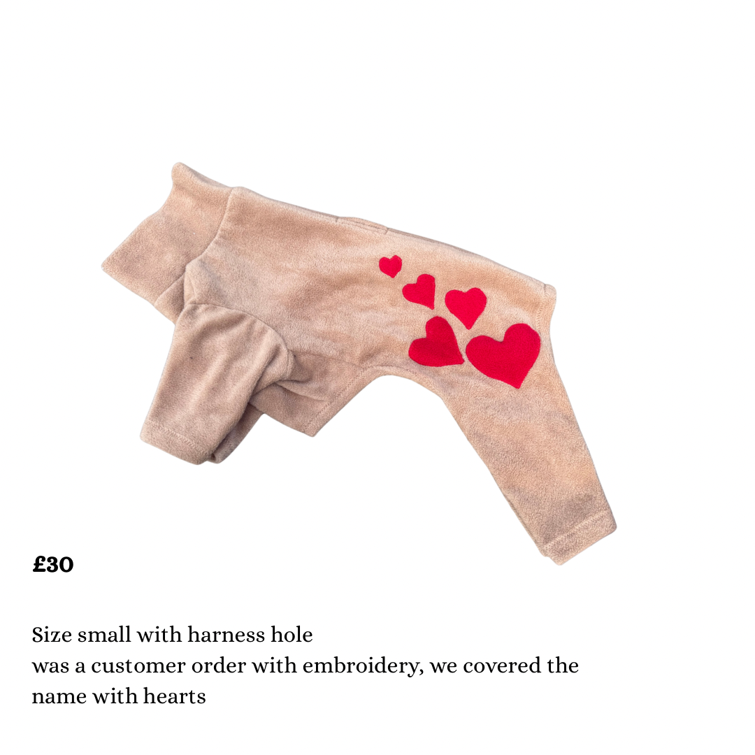 Small 4 leg  jumper with hearts